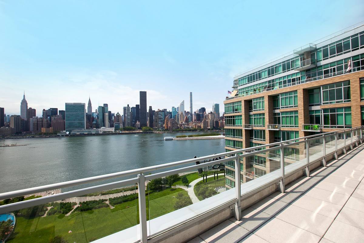 Spectacular Penthouse along the waterfront with 3 Beds/3 baths, wrap-around private terrace and stunning panoramic views