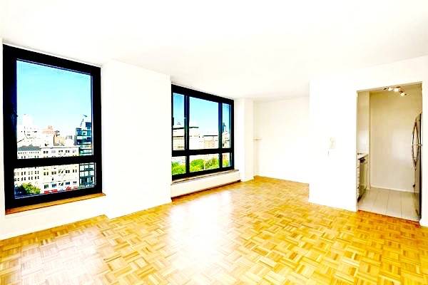 Lovely 1 BR in Prime Union Square w/ Private Terrace ~ Park Views ~ Pool & More!