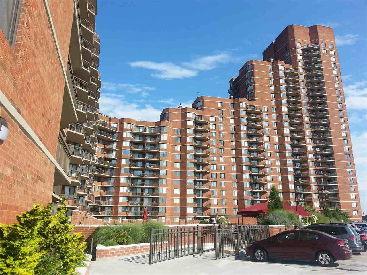 Paradise high in the sky atop Harmon Cove Towers - 2 BR Condo New Jersey