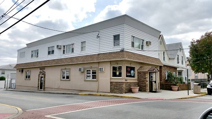 Excellent mixed use property bar/restaurant with Liquor License