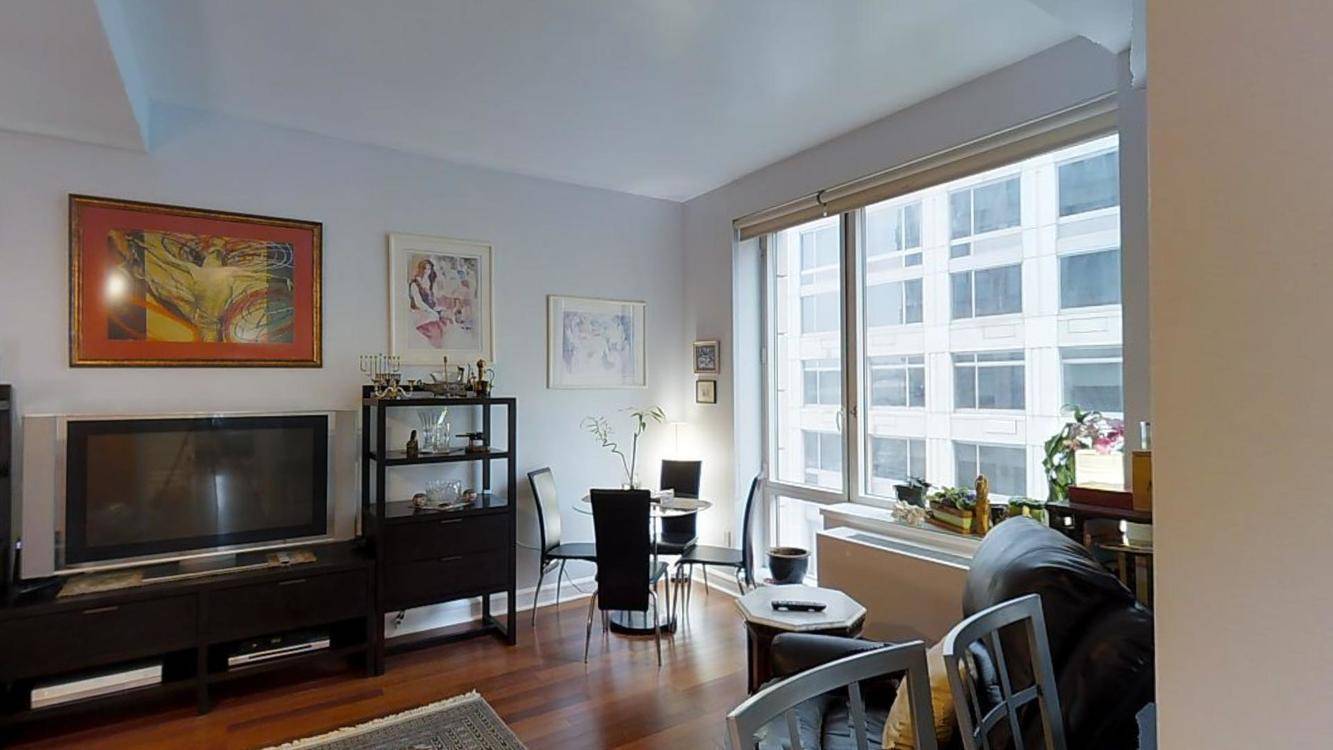 UWS - Corner Apartment - 2 Bed/2Bath In a Luxury Waterfront Building!