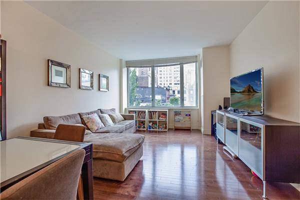 Amazing two bedroom in the heart of Midtown. 2 Bath 2 bedroom, beautiful skyline view. Gem of an apartment with luxury end finishes!