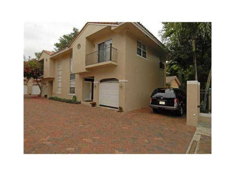 GREAT OPPORTUNITY TO LIVE IN THE HEART OF COCONUT GROVE IN 3 BED/2