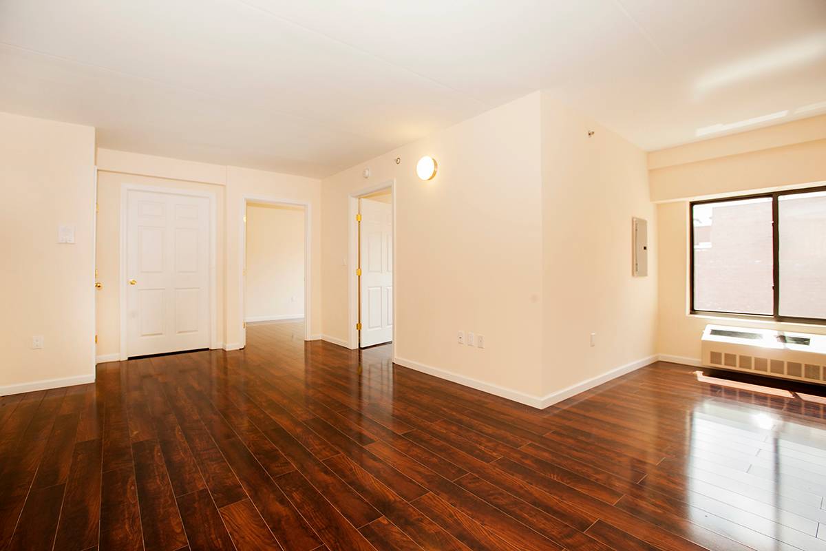 Astoria: NO FEE! High Floor 2 BR with Dining Room in Elevator + Laundry Building