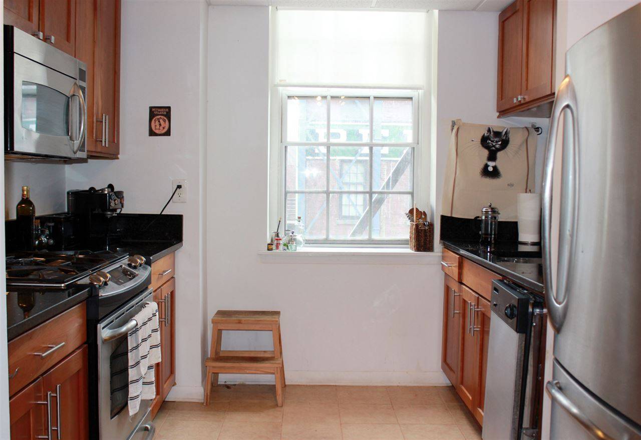 Charming 1 bedroom/1 bath South-East corner unit in the heart of Downtown Jersey City