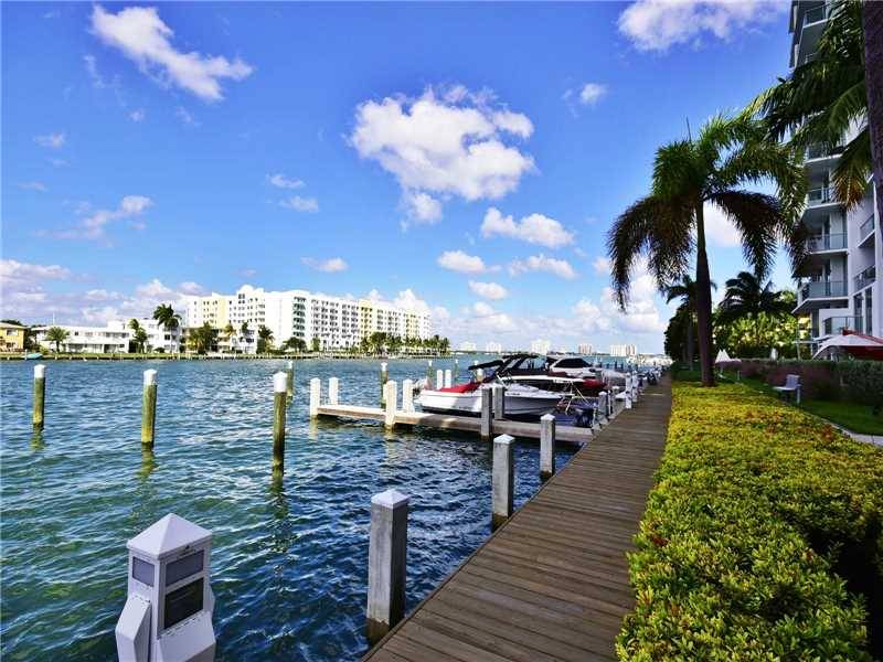 Breathtaking views of Biscayne Bay & Miami from this 3 BR / 3