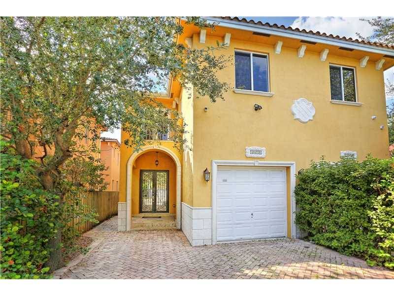 Lovely gated town home close to the Grove village centers galleries