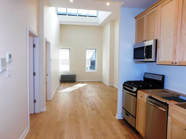 REDUCED! NO FEE! MINT COLUMBUS CIRCLE 3 BED, 2 BATH + DEN WITH W/D!