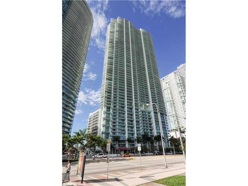 Enjoy gorgeous direct views of Biscayne Bay from this two-story townhome featuring 2 bedrooms + den + open loft area and 2