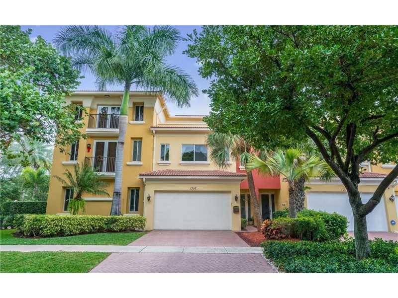 IMMACULATE TOWNHOUSE IN DESIRABLE CORAL RIDGE AREA OF EAST FORT LAUDERDALE