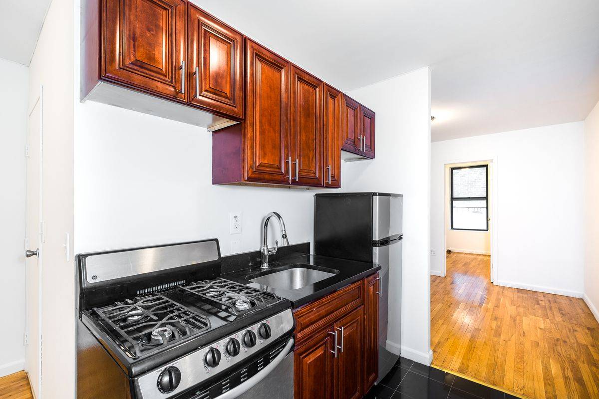 Soho: Completely Renovated 1BR Available NOW!!