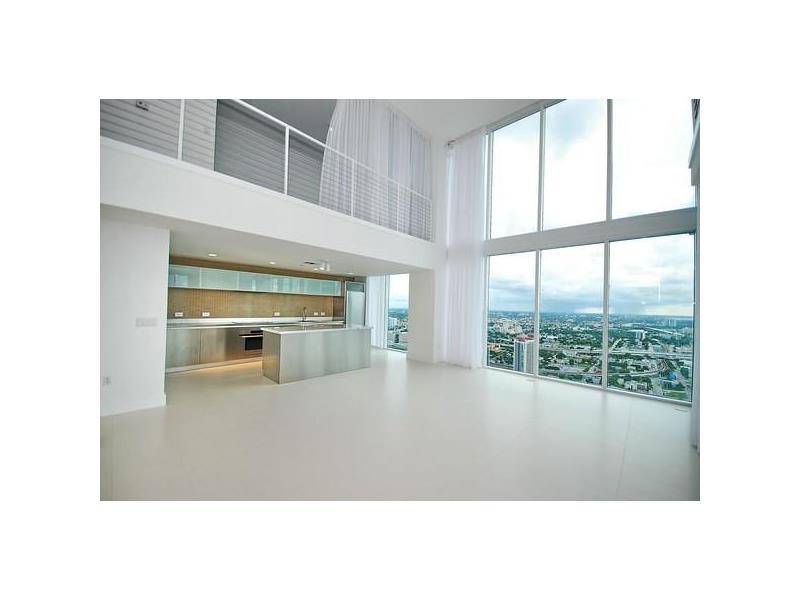 This beautiful Lower Penthouse features 20' walls of glass overlooking an incredible skyline of Miami