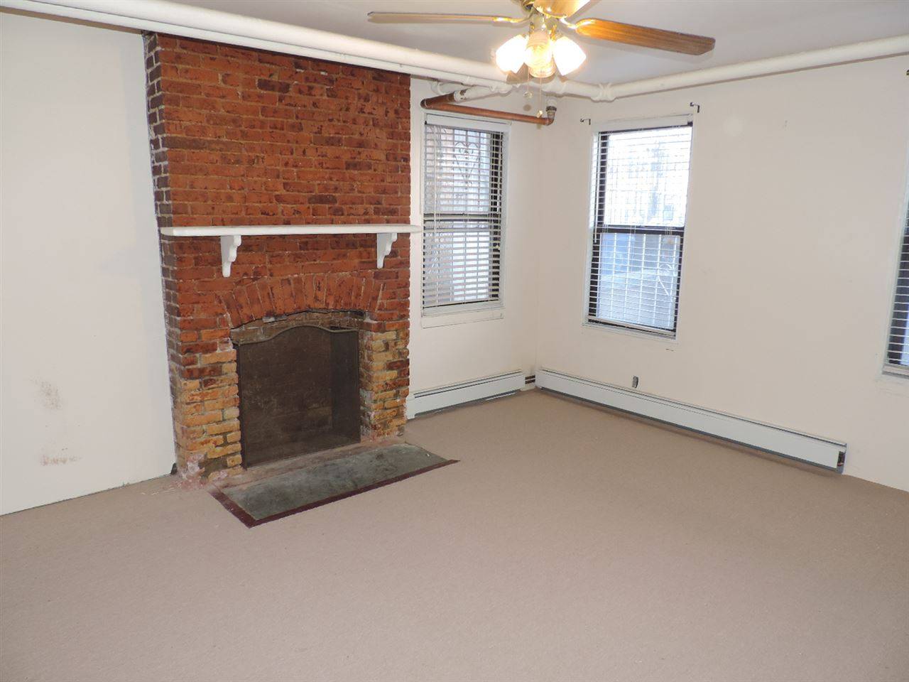 Spacious and bright 2B/1B rental with parking included