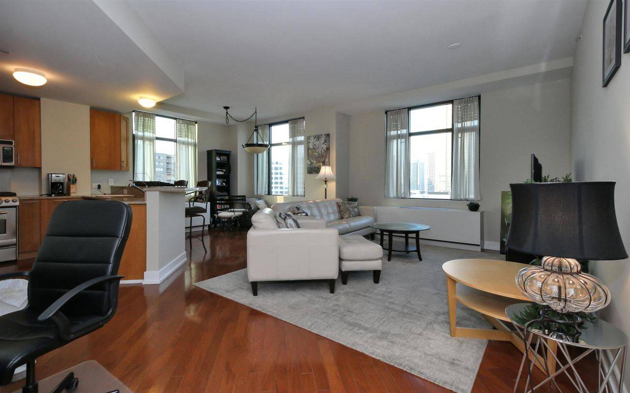 This luxurious 1BR unit is truly a commuter’s dream