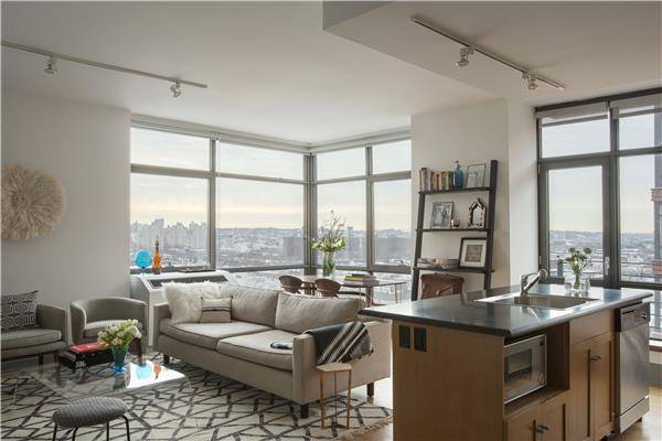 Brooklyn Heights | 2 Bedroom, 2 Bath Corner Apartment Featuring Dual Exposure 