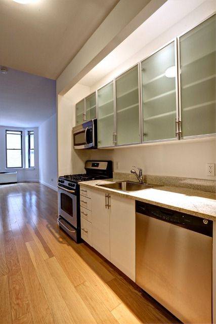 Financial District: Spacious studio with modern finishes in luxury building!!