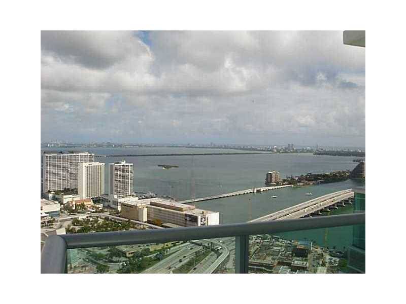 Luxury apartment in secure building-stunning balcony views over Biscayne Bay