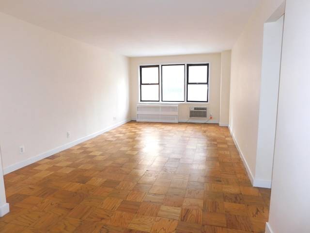 BRIGHT AND RENOVATED MURRAY HILL ONE BEDROOM! NO BROKER FEE! D/M! GYM!