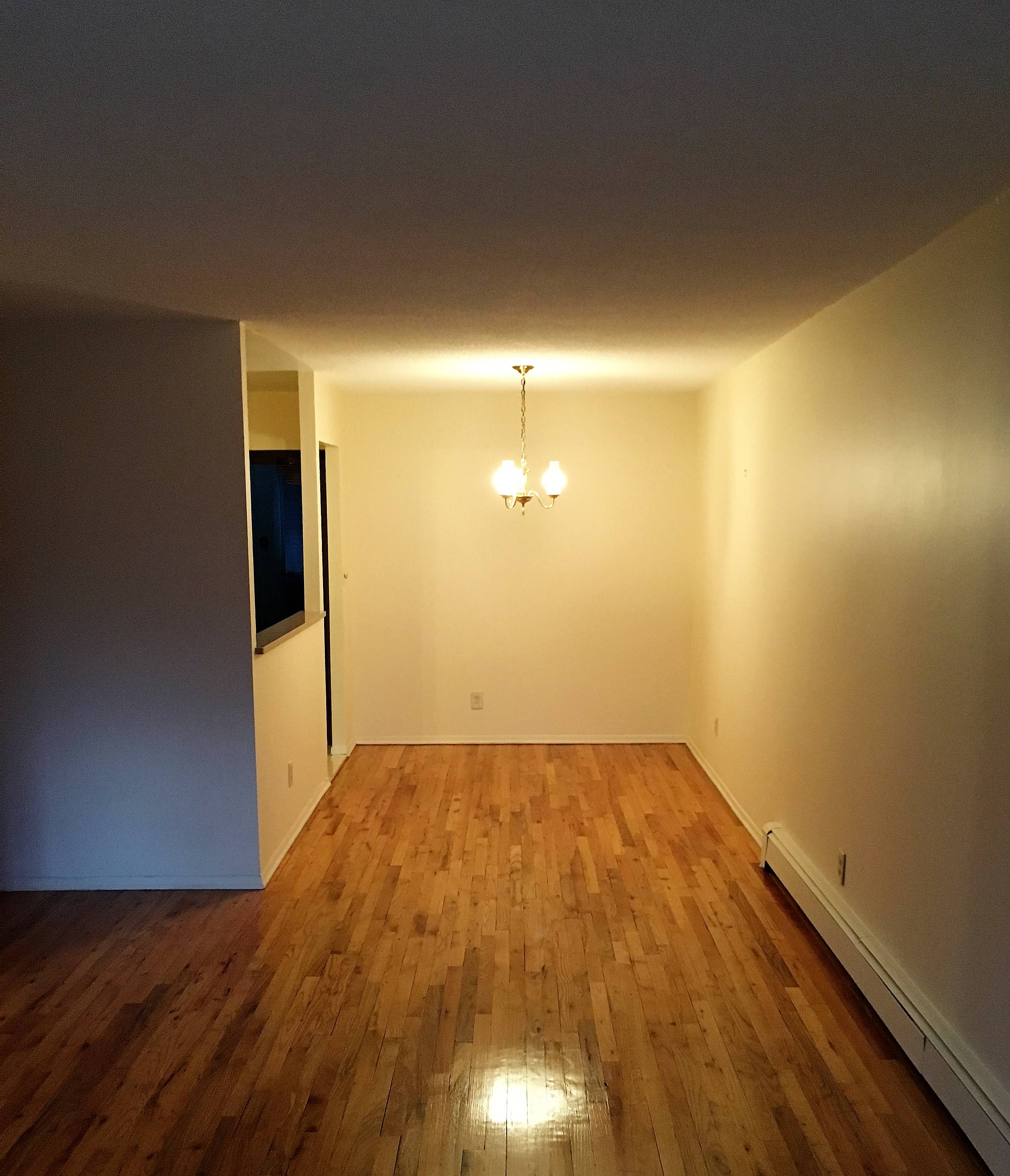 3 BEDROOM APARTMENT IN WOODSIDE FREE HEAT HOTWATER AND COOKING GAS/BACKYARD INLCUDED