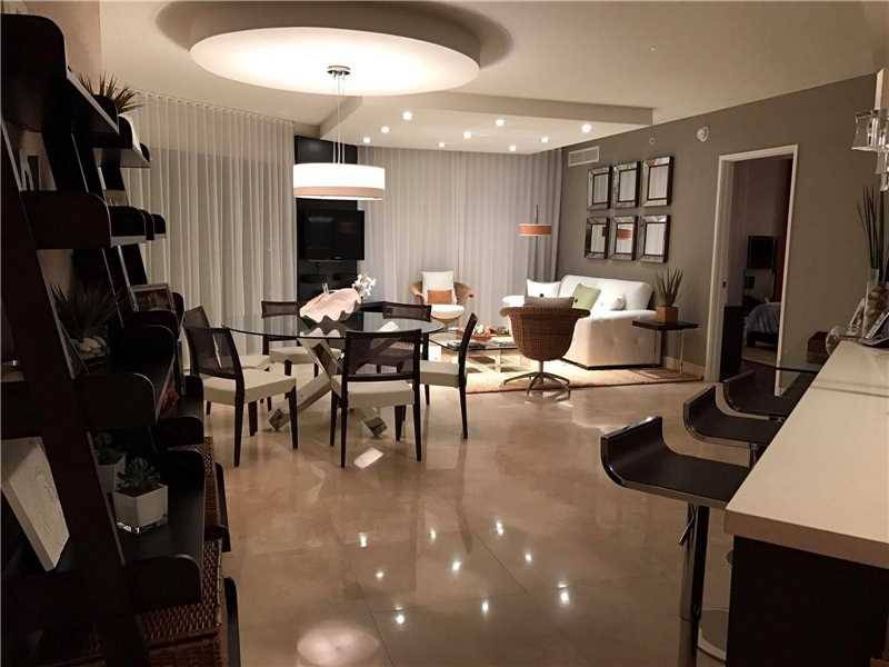 Stunning layout 3 beds/2 baths apartment in the luxurious St