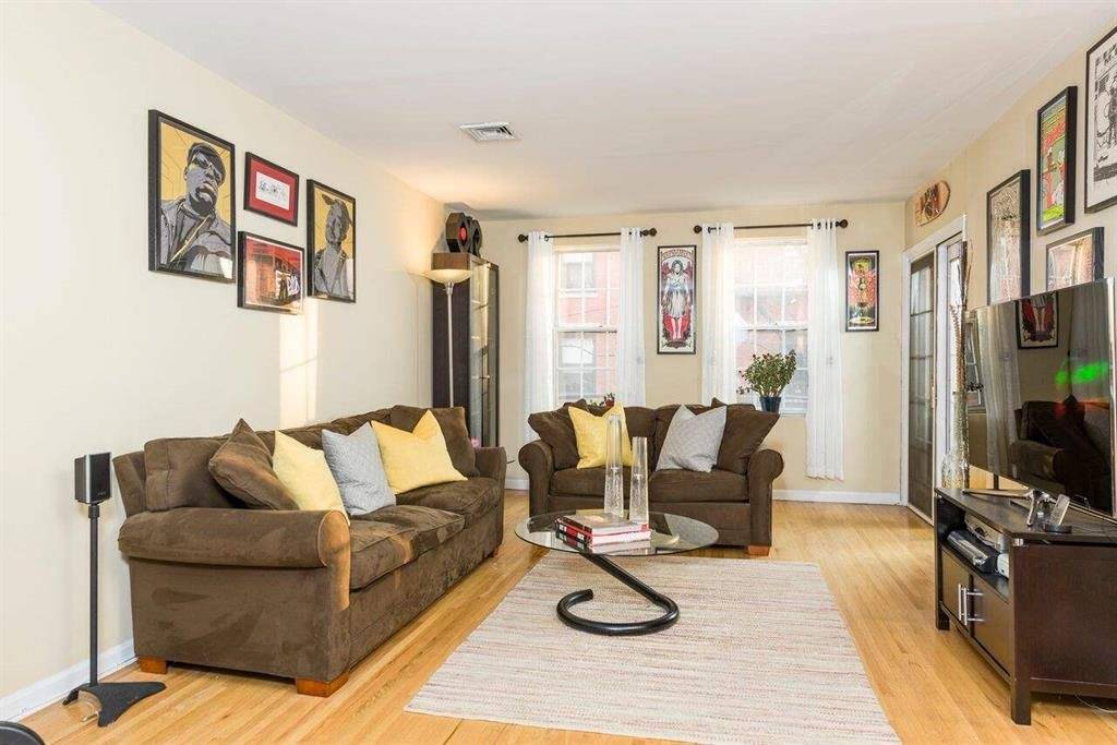 Beautiful 1 BR with a large private balcony in a well maintained elevator building