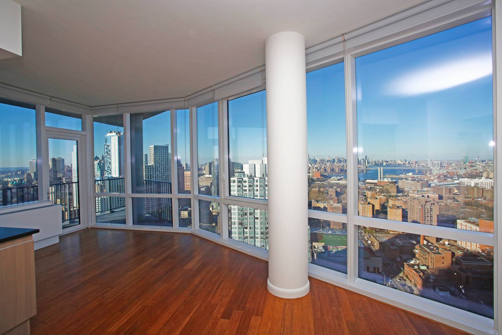 CORNER LUXURY 1BR w/ FLOOR TO CEILING WINDOWS! KING SIZE BEDROOM, MANHATTAN & EAST RIVER VIEWS, OVER 10k SF OF AMENITIES & MORE - 1 MONTH FREE & NO FEE