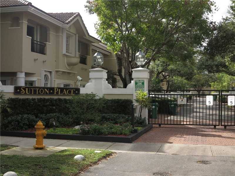 Rarely available townhouse in Sutton Place - Sutton Place 3 BR Condo Miami