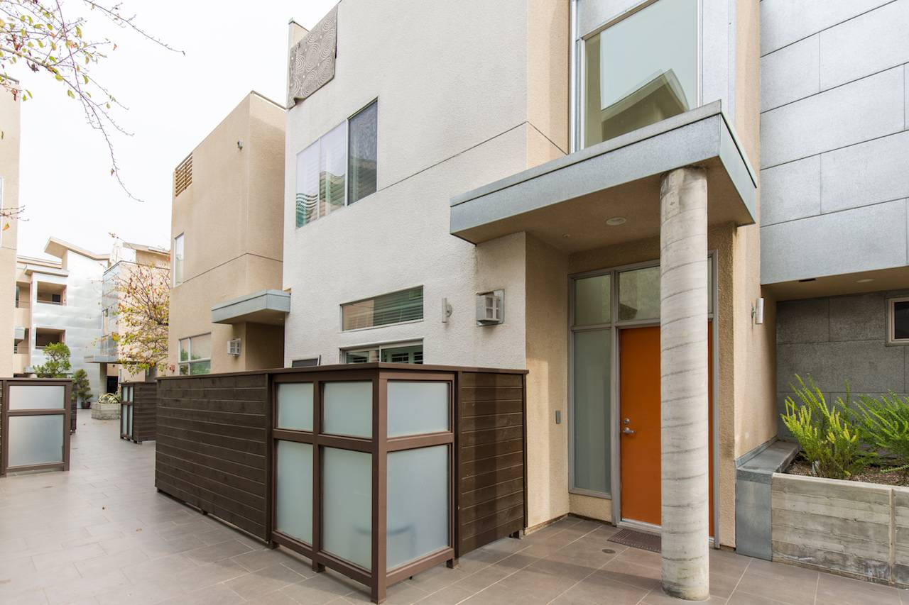 2Bed/3Bath  Contemporary Townhome in the Heart of Studio City