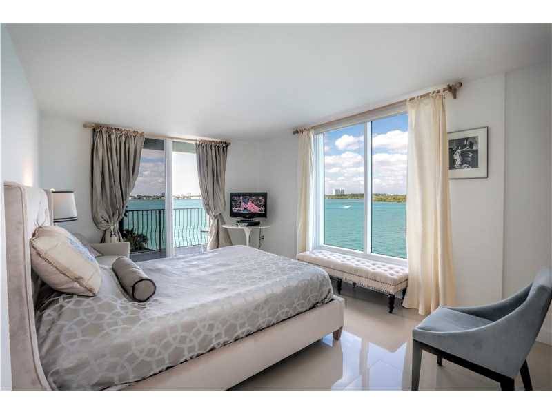 *** Cozy corner unit with stunning bay views from every room