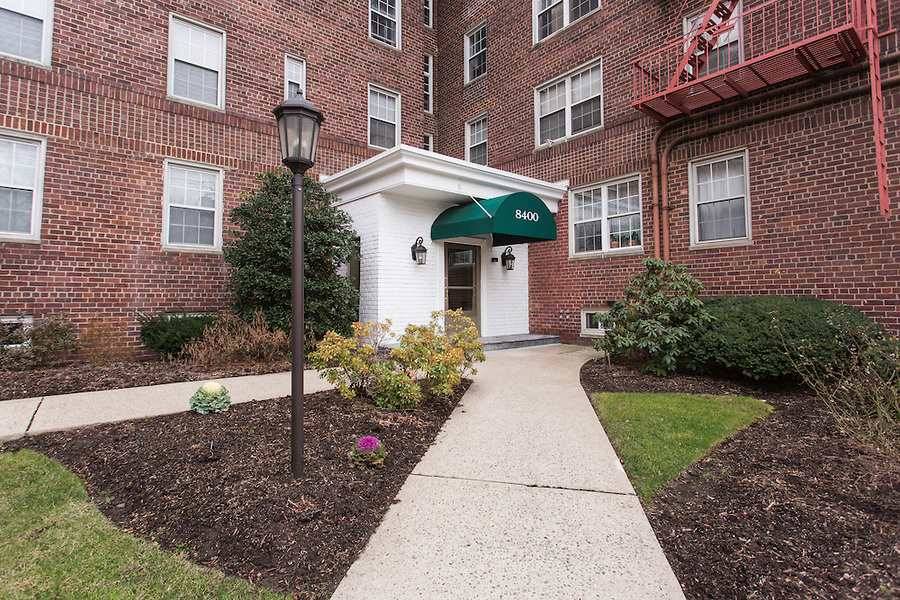 Beautiful 1 Bedroom Apartment in the highly sought after Woodcliff Gardens