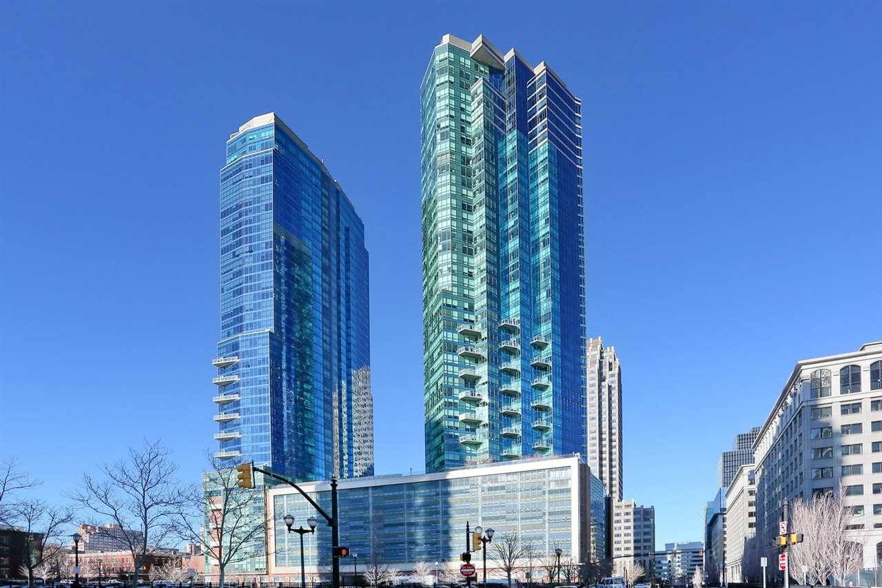 Beautifully maintained one bedroom condo in Downtown Jersey City's premiere building 77 Hudson