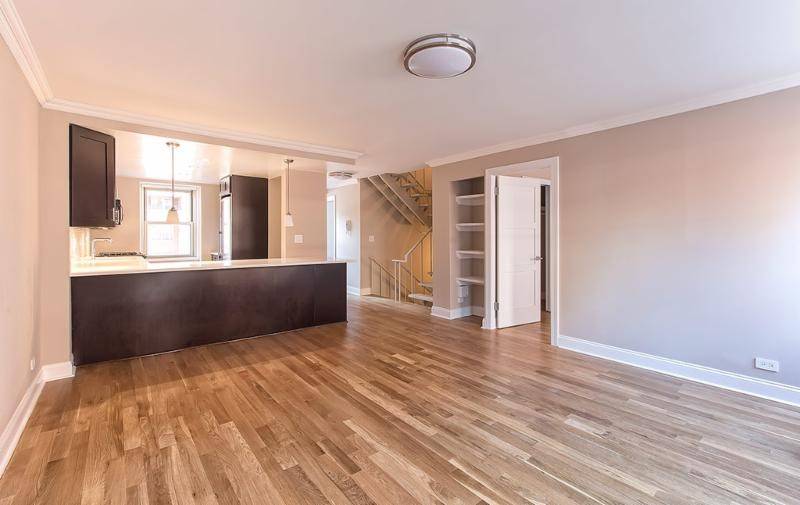 TriBeCa: 4 Bedroom Townhouse with 2 Full Bathrooms and Washer/Dryer in Unit