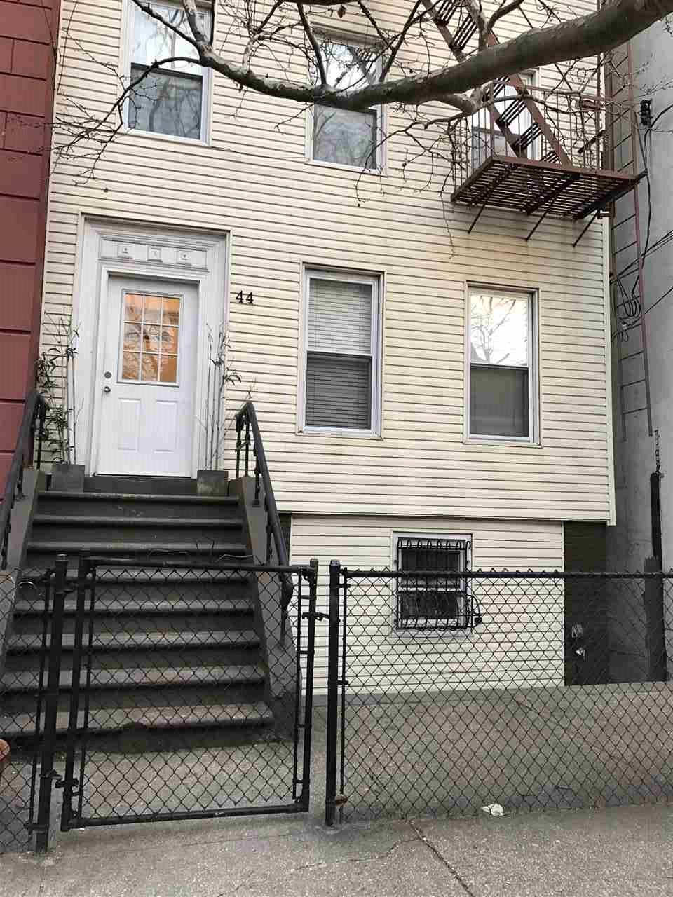 Spacious 2 bedroom/1 bathroom ground floor apartment located in Downtown section of Jersey City