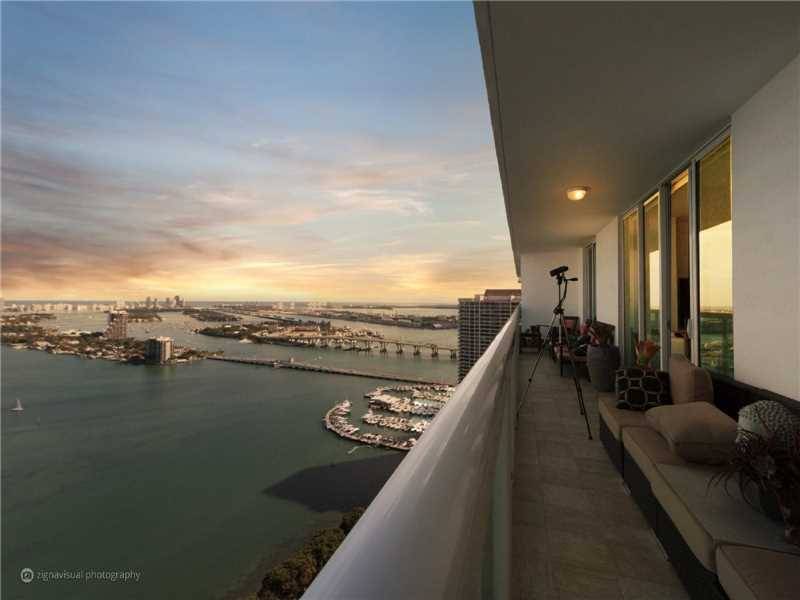 The 1800 Club is a world-class luxury building with expansive Biscayne bay