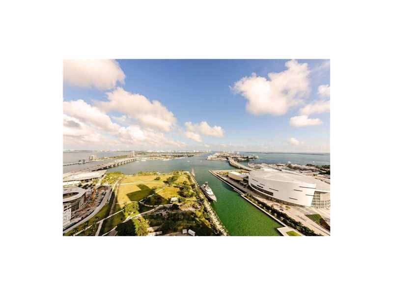 World class 1 bedroom/2 full bath with amazing open and unbstructed views of Biscayne Bay