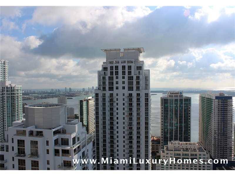 MILLECENTO offers you a beautiful unit with South East Bay and City view