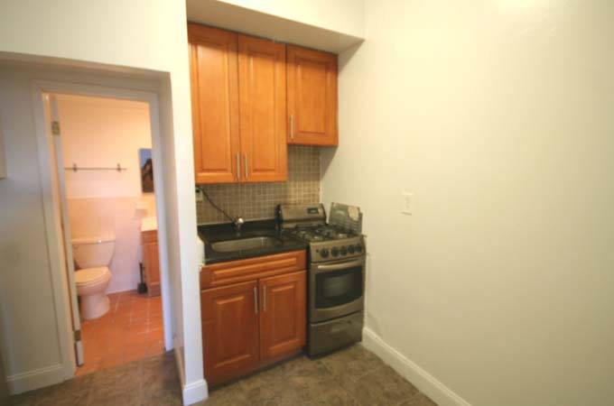 Lower East Side: Studio with Seperate Kitchen!