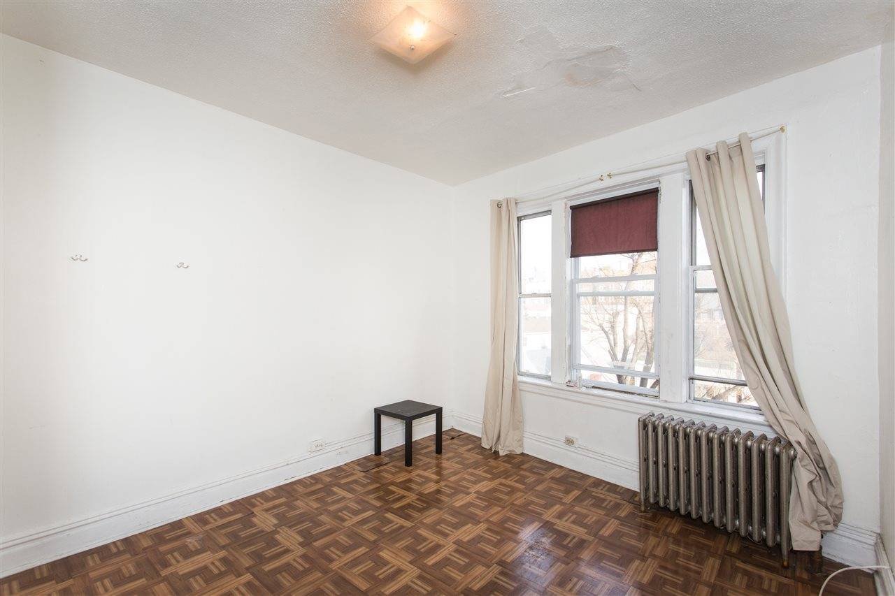 Don’t miss out on this perfect location 1 Bed/ 1 Bath condo in Jersey City