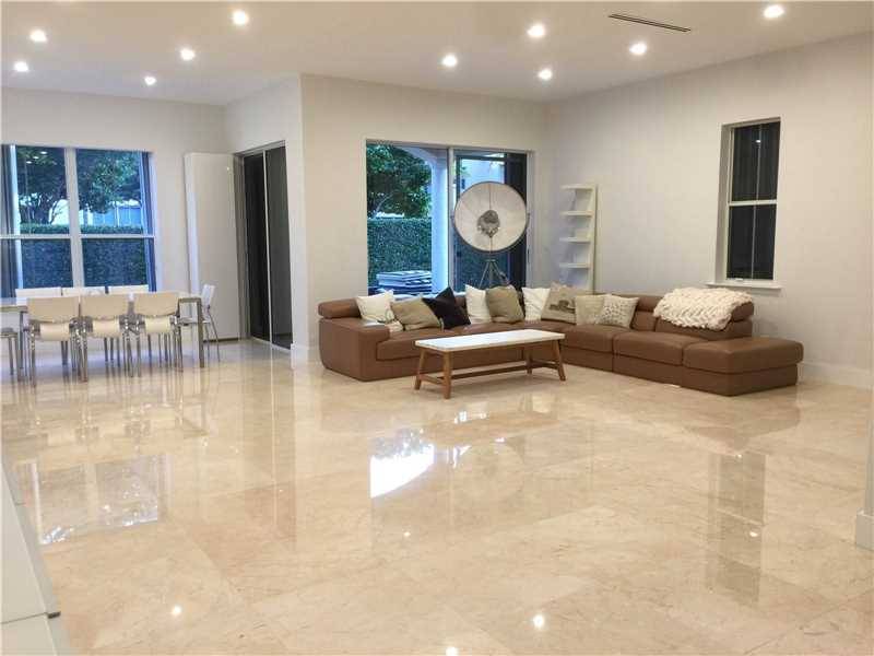 Completely remodeled Townhouse in the heart of Hollywood and Hallandale Beach