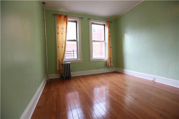 Astoria BLVD, Gorgeous 2 Bedroom, 1 Bathroom Townhouse right off the Park