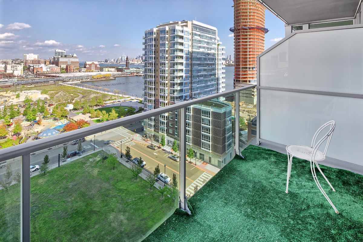 Beautiful 2 bed 2 bath unit featuring amazing NYC and Hudson River views