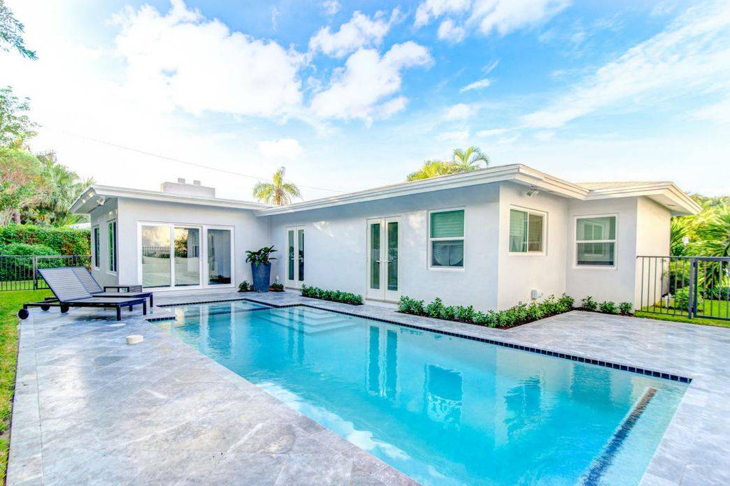 DESIRABLE DELRAY BEACH LOCATION...STEPS TO BEACH
