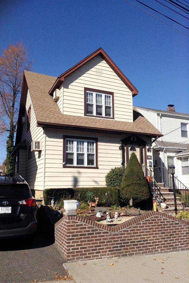 WELL KEPT SPACIOUS OPEN FLOOR COLONIAL HOUSE - 3 BR New Jersey