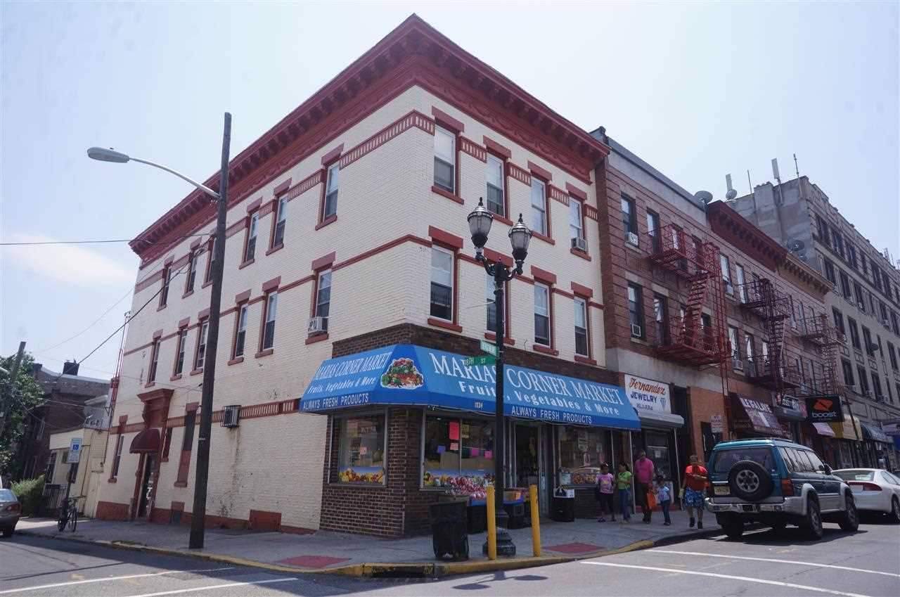 Great investment Mixed use brick building in a great locations with 5 apartments