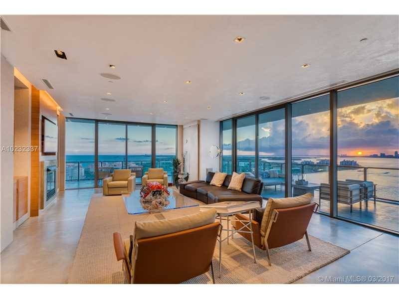 Stunning ultra-luxurious Lower Penthouse offering breathtaking panoramic ocean