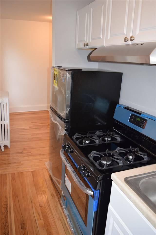 Spacious and sun filled 1 bedroom plus den apartment on 10th and Park