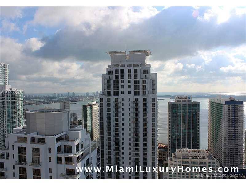 MILLECENTO offers you a beautiful unit with S E Bay and City view