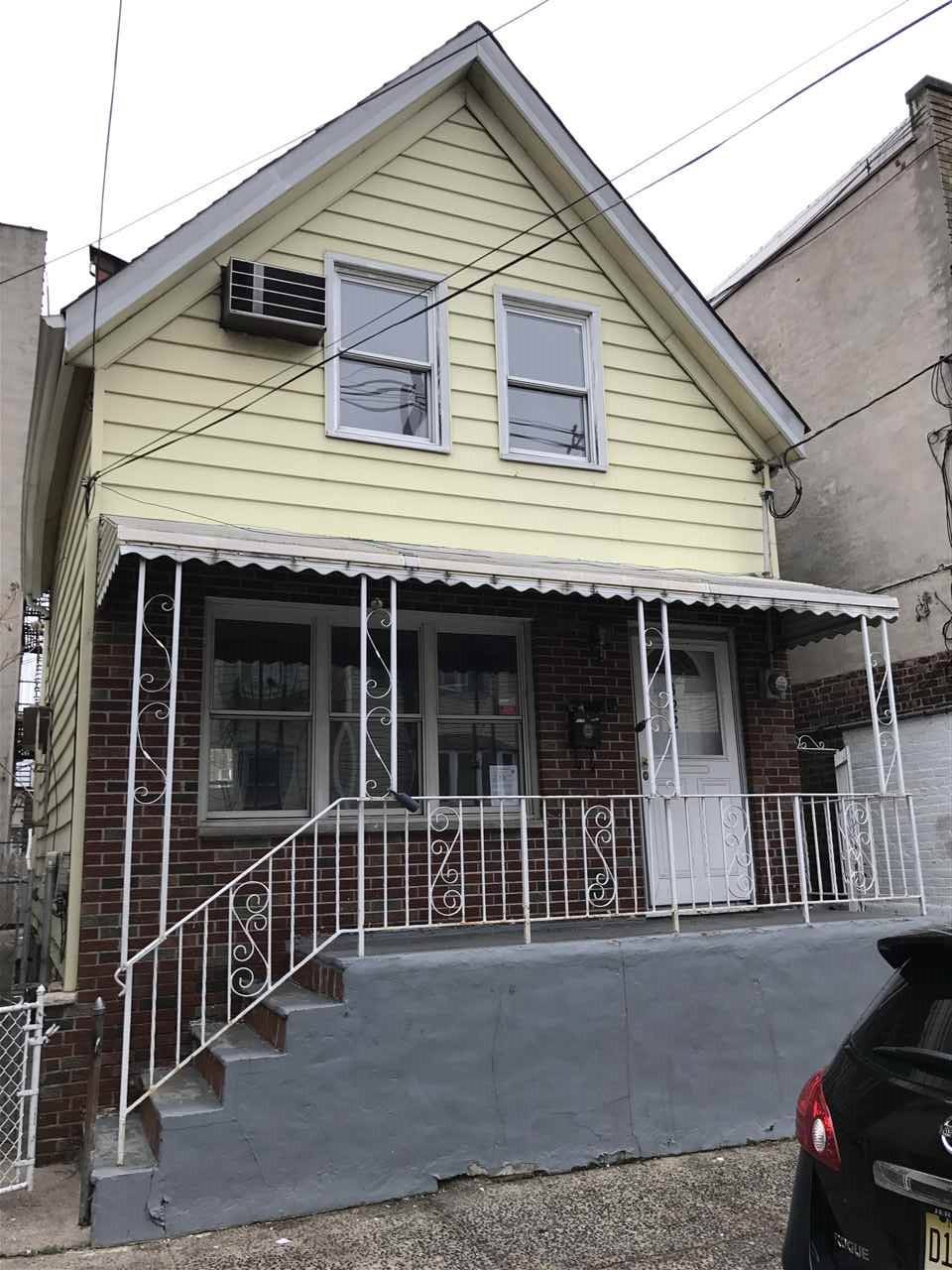 CHARMING SINGLE FAMILY IN PRIME AREA OF UNION CITY