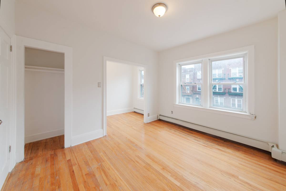 Astoria: SHORT TERM! Top Floor 1 Bedroom Home Office With Available Parking!
