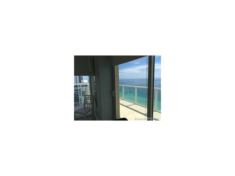 Gorgeous 2 bedroom apartment facing the beach from all the rooms of the apartment